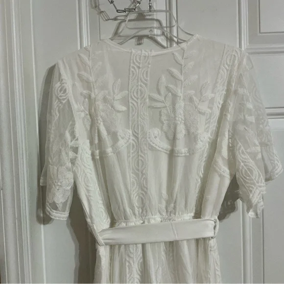Elegant White Lace Dress - Picture 7 of 11